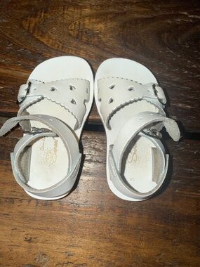 Sun San Girls' White Scalloped Heart-Accent Sandals